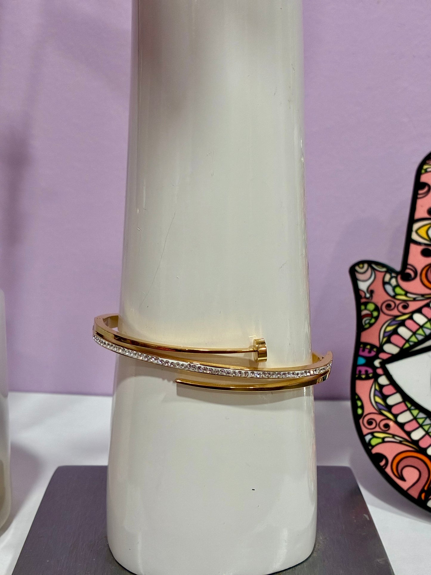 Éclat Nail-Inspired Bedazzled Gold Clasp Bracelet