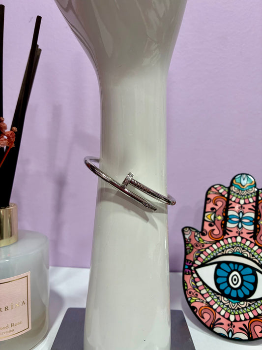 Éclat Nail-Inspired Silver Bedazzled Clasp Bracelet